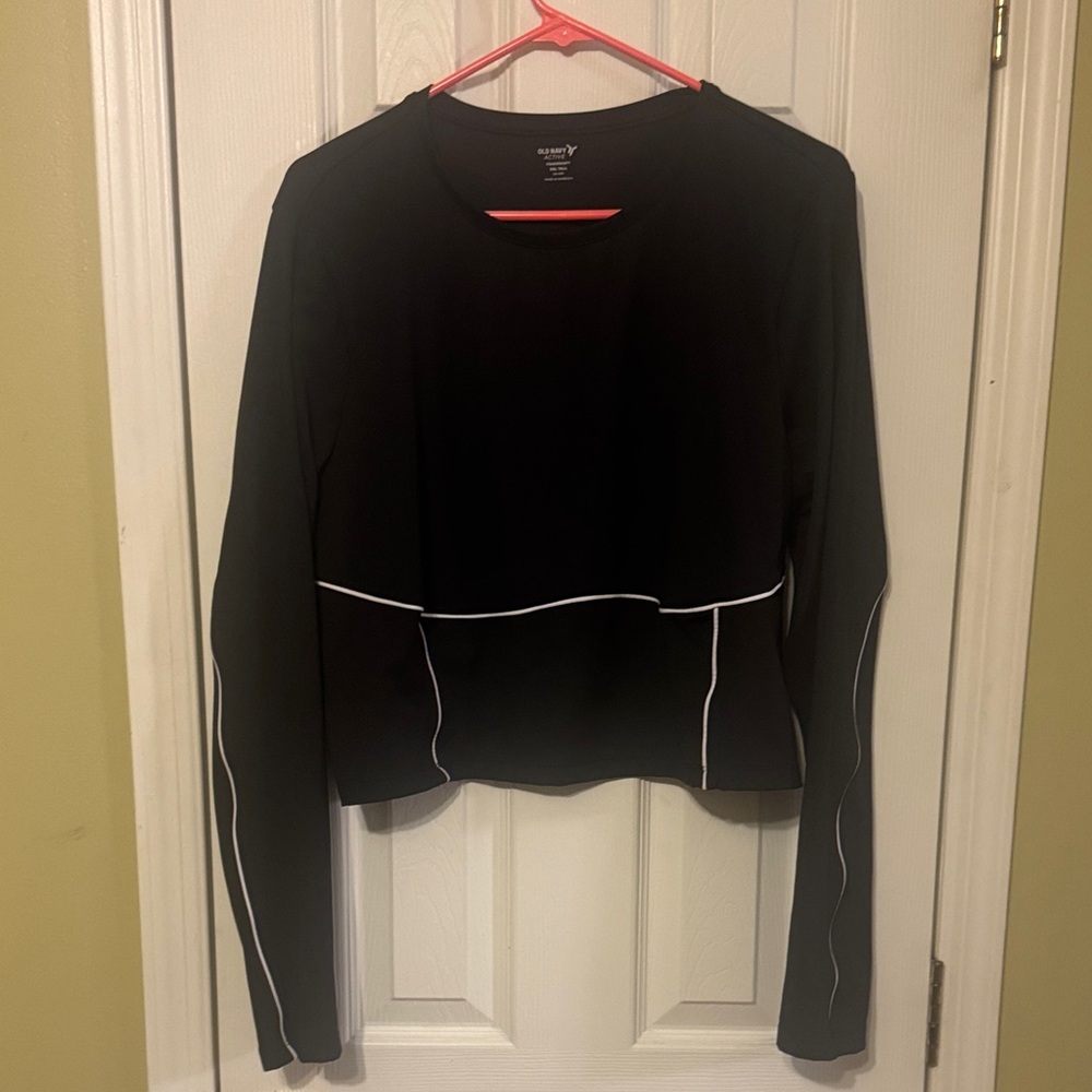 Cropped Athletic Long-Sleeve Black Top with White Piping